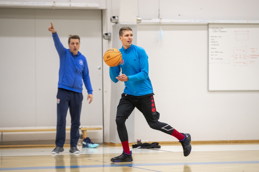 Marko Tuononen johdatti Kataja Basket Talentsin I divisioona B:n välieriin. Etualalla pelaajista Samu Ruskio. Arkistokuva.