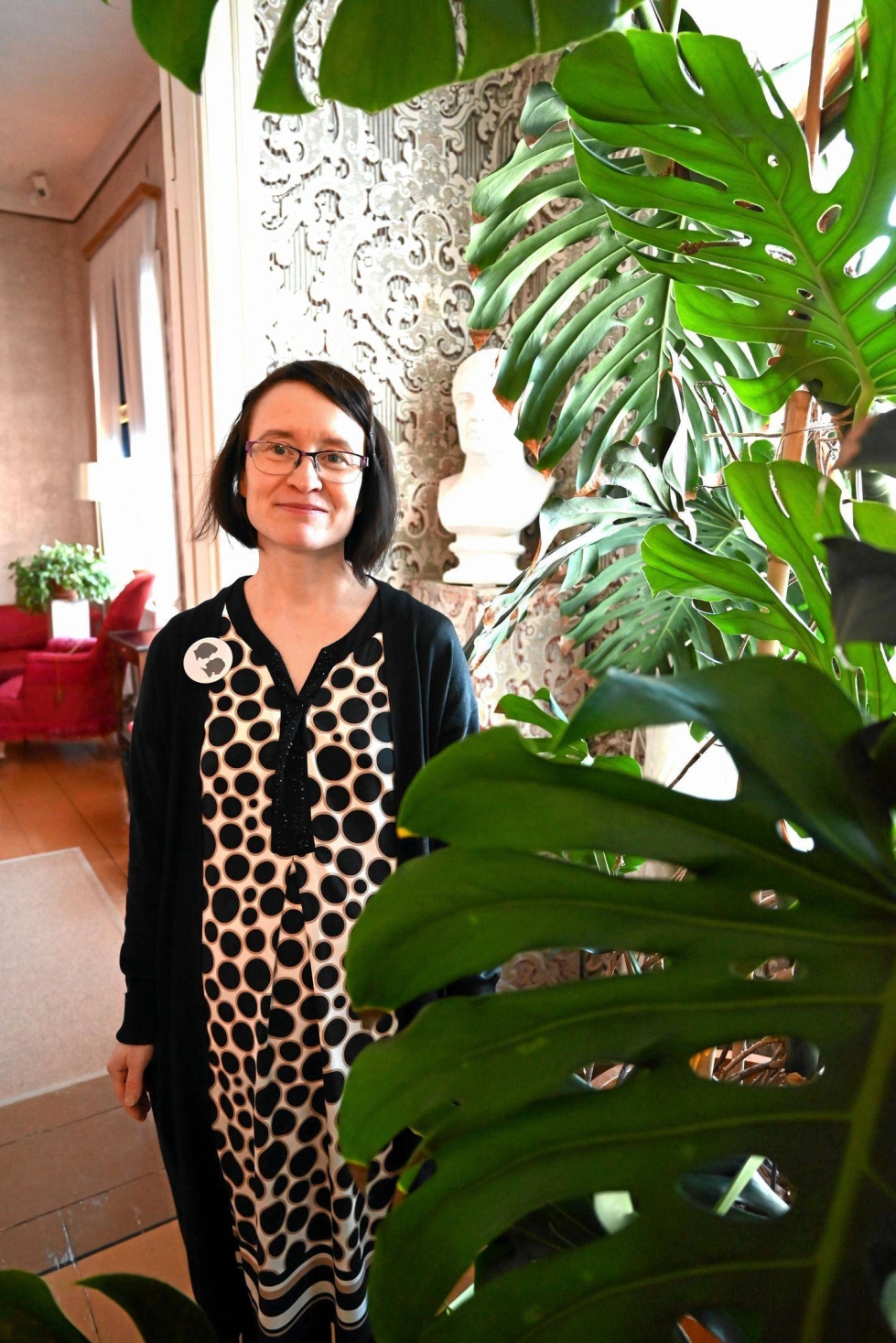 Hannele Peltonen kertoo vierailijoiden olevan yhtä kiinnostuneita Runebergin kodin viherkasveista kuin maalauksistakin.