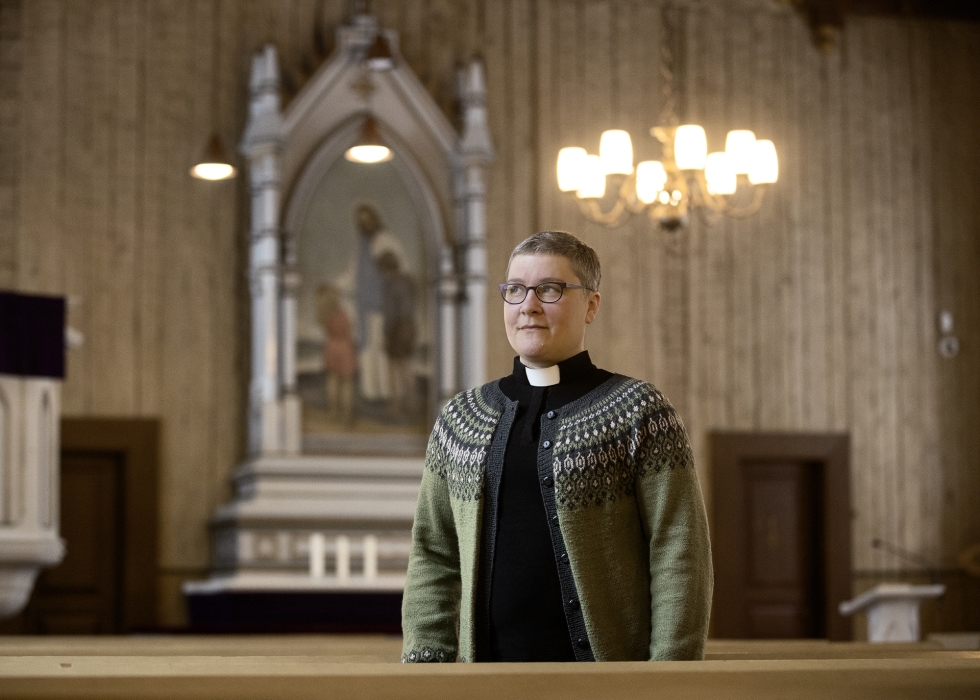 Katriina Puustinen vuonna 1895 valmistuneessa Utran kirkossa, joka yksi Suomen kolmesta pystyhirsikirkosta. Utran kirkko on myös kesäisin suosittu hääkirkko.  