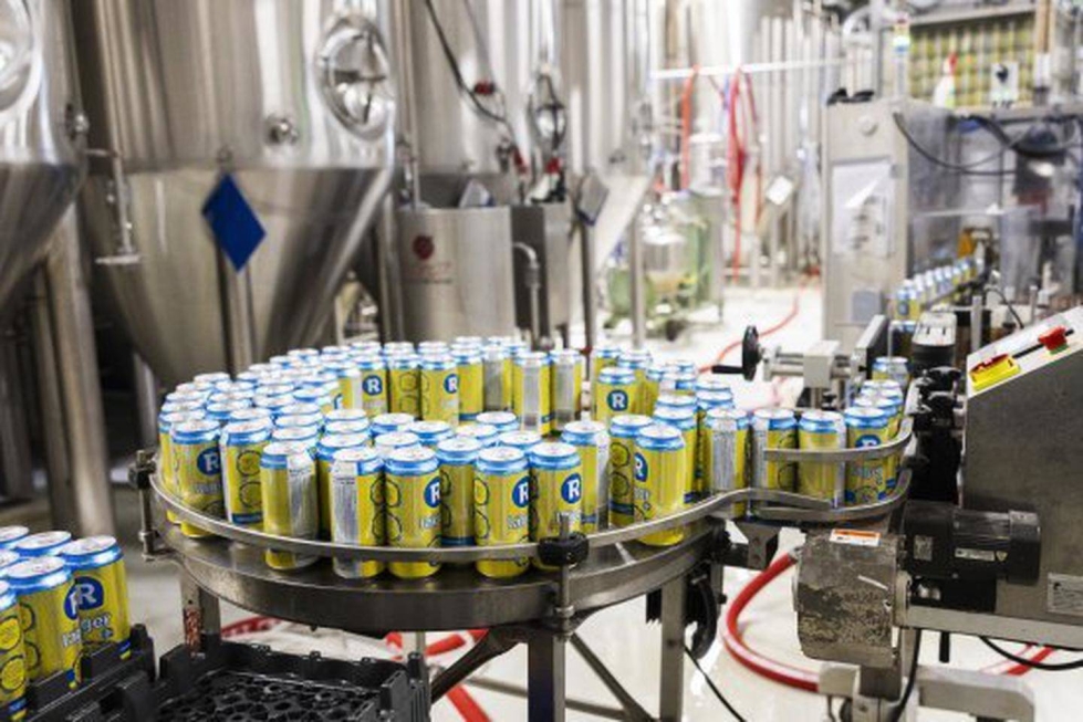 Kuopiolaispanimossa valmistetaan jo täyttä häkää R-kioskeihin myyntiin tulevaa olutta.