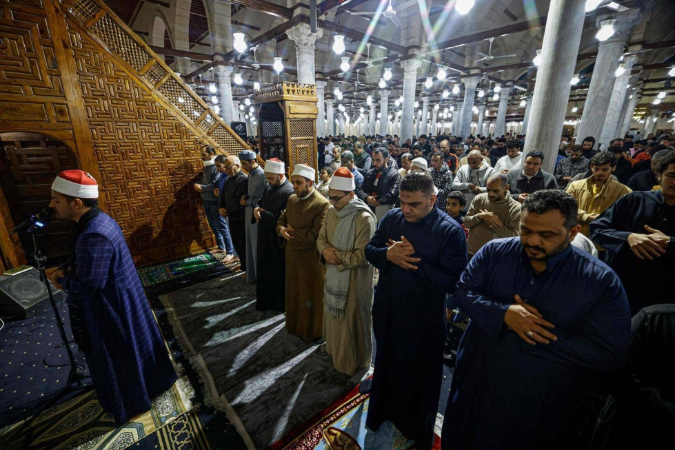 Kairon historiallisessa Amr Ibn al-Aas -moskeijassa kokoonnuttiin viime sunnuntaina ramadanin viettoon liittyvään ylimääräiseen rukoustilaisuuteen.