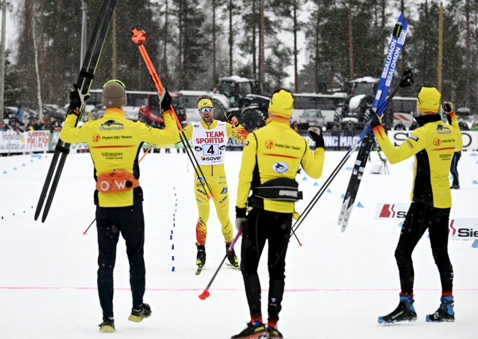 Pohti SkiTeamin SM-kultaviestijoukkueen muut hiihtäjät vastaanottivat ankkuri Joni Mäen maaliin.