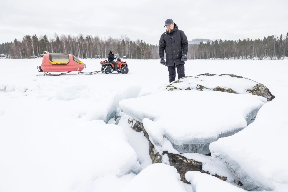 Ohjaaja Brian Kirk tutki kuvauspaikkaa Pielisen jäällä.