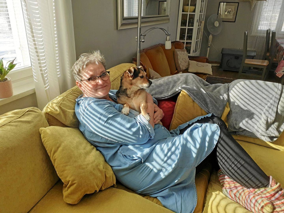 Jos olo on kehno, Mari Pajari viettää aikaa kodin pehmeällä sohvalla. Nyt kainaloon on päässyt tyttären Uuno-koira.