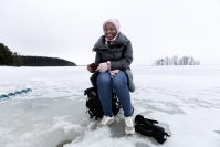 Opiskelijat kymmenestä eri maasta pääsivät kokeilemaan pilkkimistä Kuhasalon jäällä – "Aion jäädä Joensuuhun töihin"