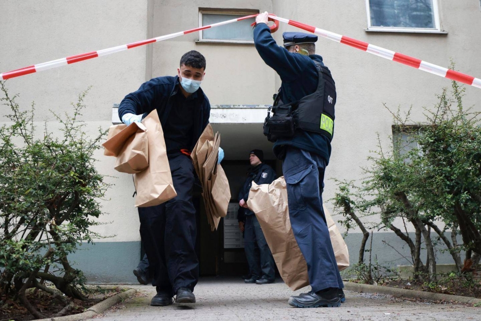 Poliisi pidätti Daniela Kletten 27. helmikuuta 2024 berliiniläisessä kerrostalossa.