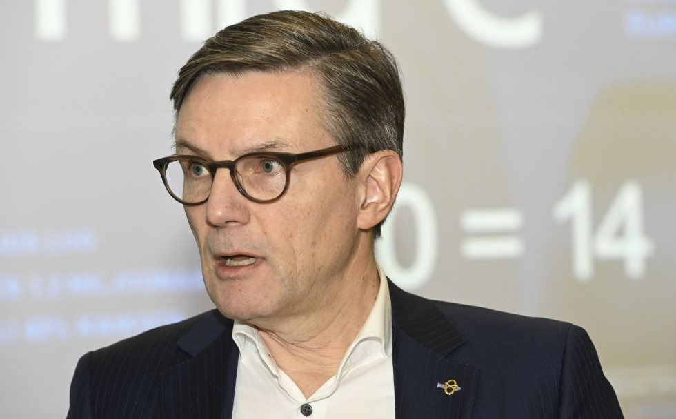 Teknologiateollisuuden toimitusjohtaja Jaakko Hirvola kuvailee ammattiliittojen toimintaa piittaamattomaksi.