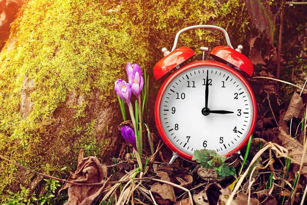 Kesäaikaan siirtyminen tapahtuu tarkalleen sunnuntaina 31. maaliskuuta kello 3, jolloin kelloa siirretään tunti eteenpäin. 