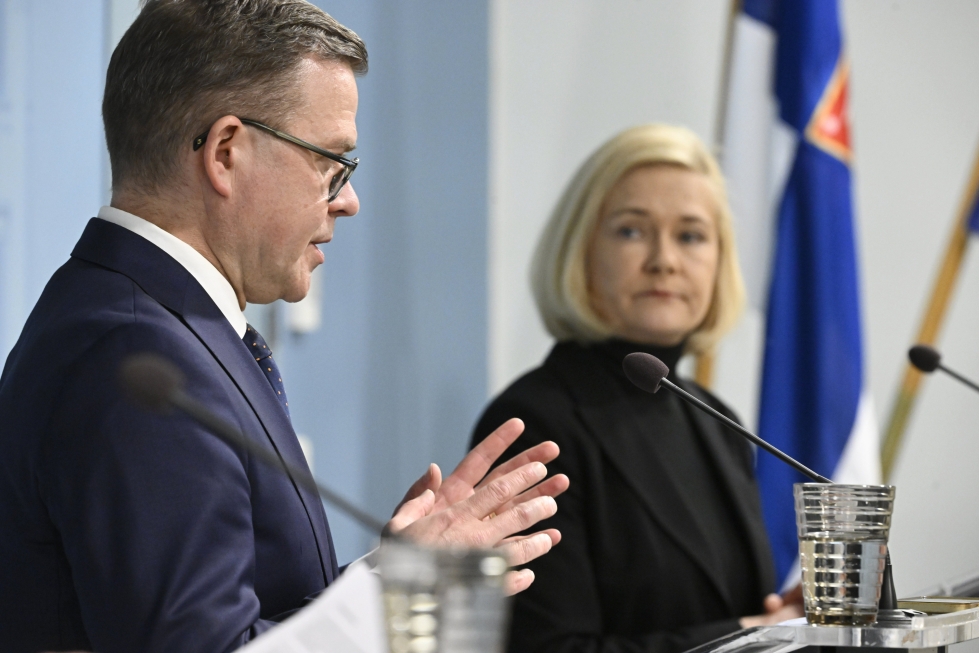 Pääministeri Petteri Orpo (kok.)  ja sisäministeri Mari Rantanen (ps.) kertoivat tiedotustilaisuudessa lausunnoille lähetetystä rajalakiluonnoksesta.