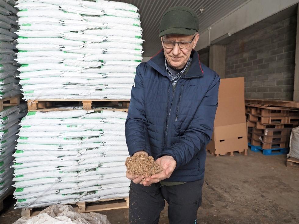 Aimo Turunen kertoo, että ruokohelpistä valmistetaan muun muassa kuiviketta ulkovessoihin.