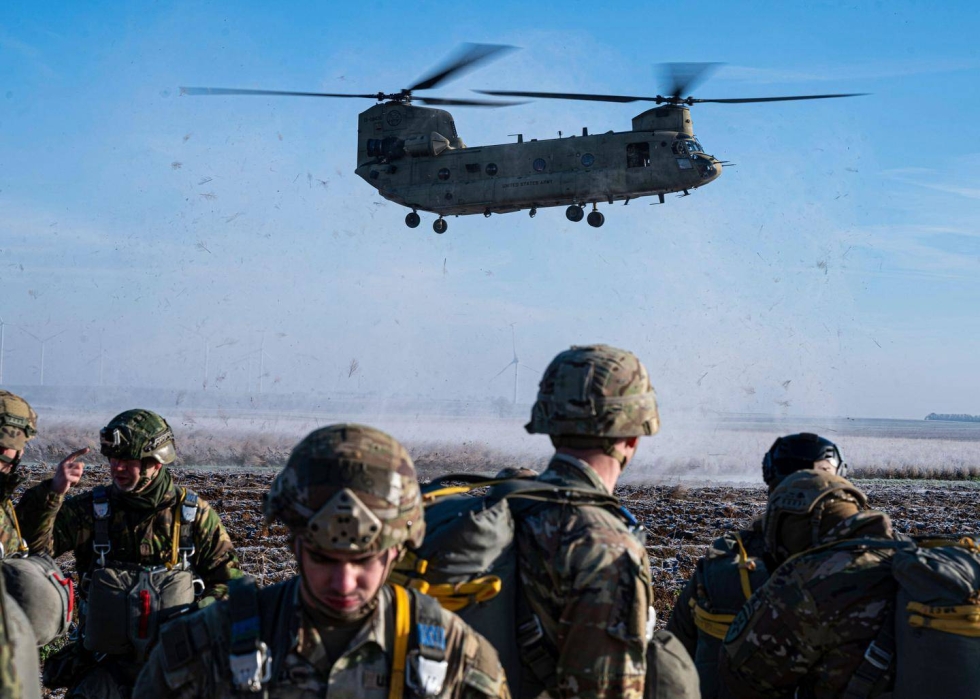 Saksalaiset laskuvarjojääkärit valmistautuvat nousemaan Chinook-helikopteriin Bundeswehrin sotaharjoituksessa läntisessä Saksassa joulukuussa 2022.