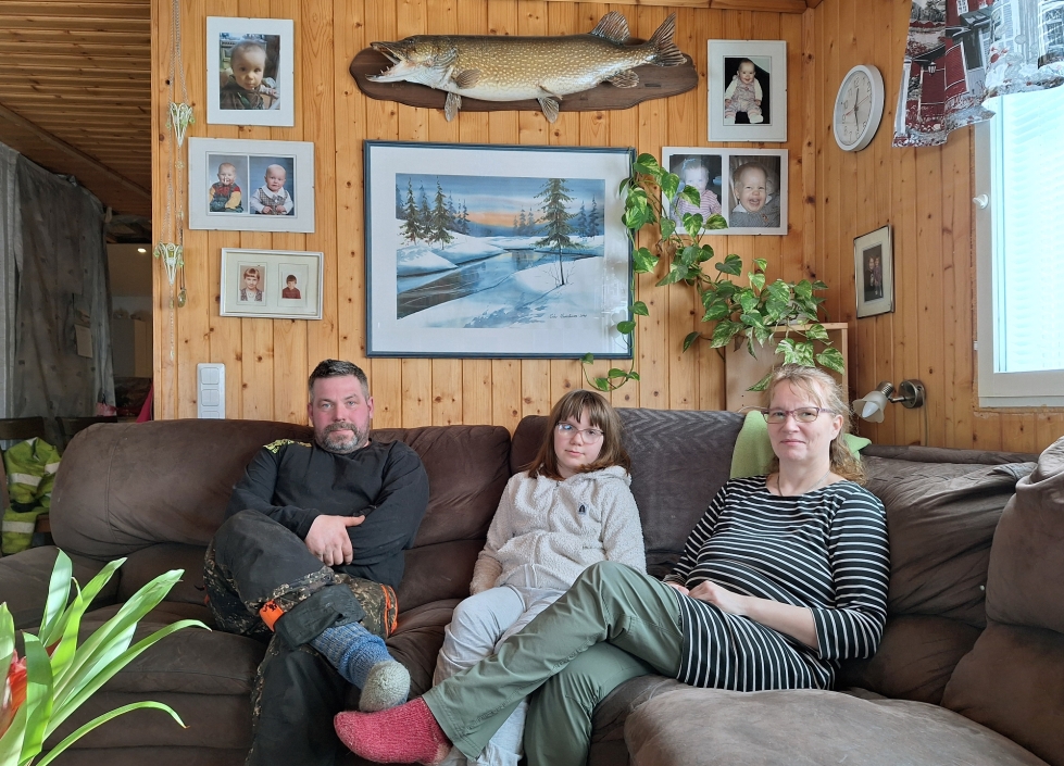 Aki Huuska, Aamu-tytär ja Katja Timoskainen liikkuvat mielellään luonnossa. Perheen harrastuksiin kuuluu muun muassa kalastus. Omalla veneellä liikutaan lähinnä Koitajoella.