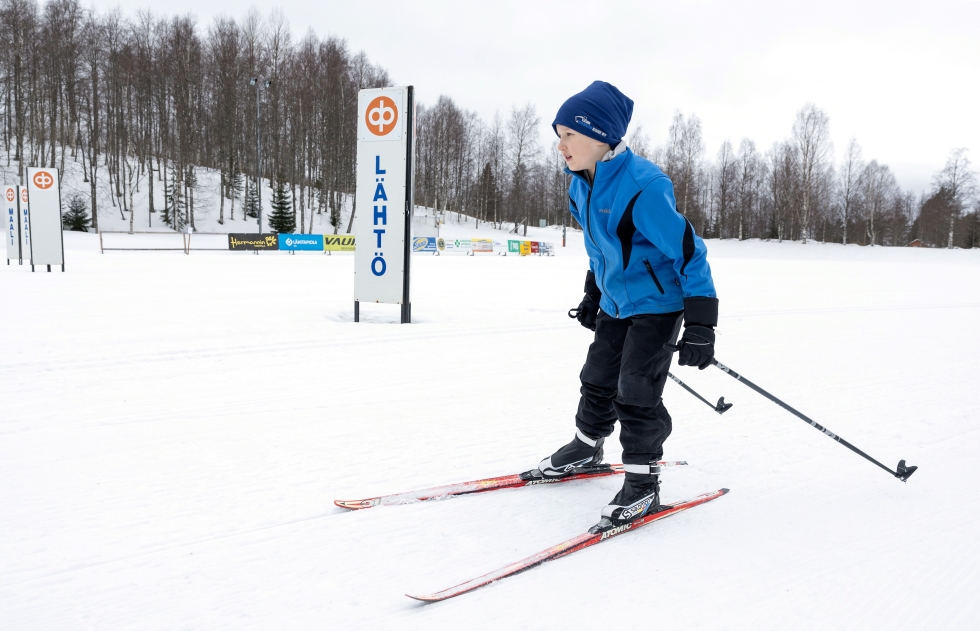 Retkihiihtoon tarkoitetut perinteisen hiihtotavan sukset olivat voideltavina, joten Antti Ikonen otti luistelusuksilla tuntumaa Parppeinvaaran hiihtokeskuksen lumeen keskiviikkona.