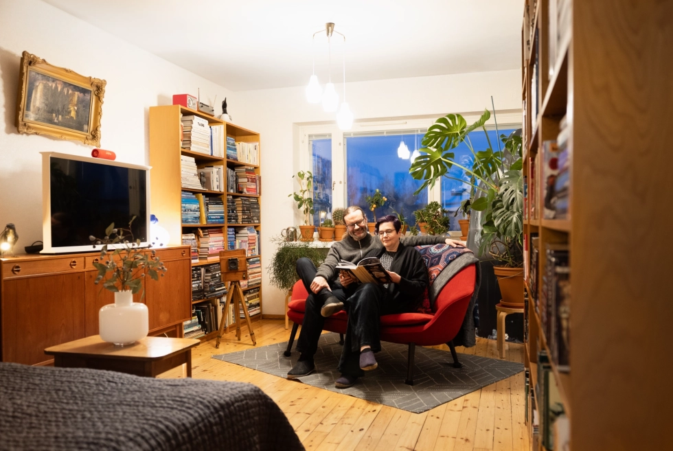 Jokke Saharisen ja Johanna Uotisen kodissa on yhdistetty makuu- ja olohuone sekä työhuoneet molemmille.