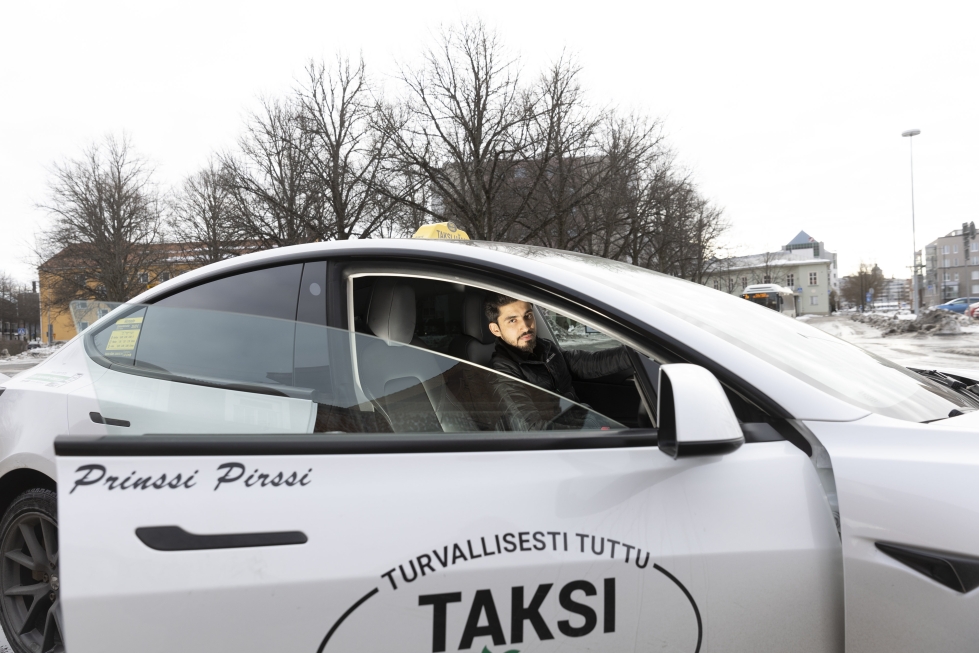 Mohammad Tayeb Tahiri on asunut Suomessa 8 vuotta. Taksiyrittäjänä hän on toiminut muutaman vuoden.