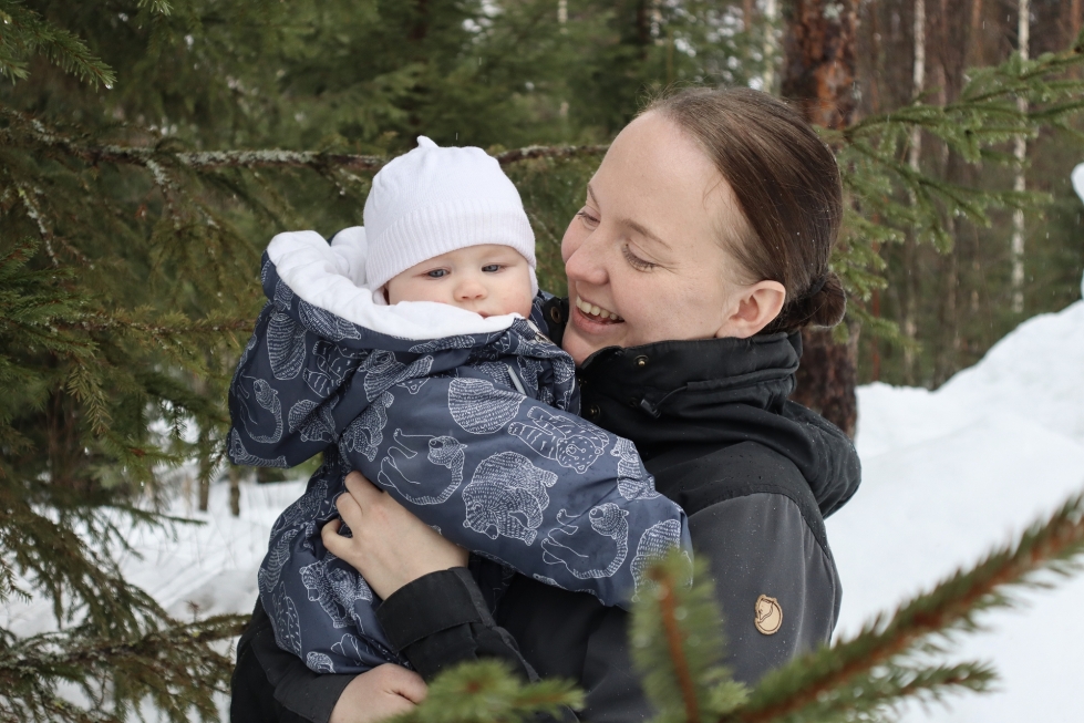 Luonnossa liikkuminen on auttanut Jaana Martikaista pääsemään monen vaikean jakson yli. Viiden kuukauden ikäinen Elsa viihtyy äidin mukana ulkona.