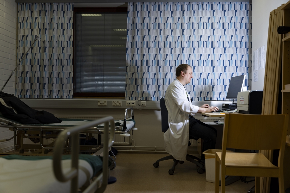 Terveyskeskuslääkäri Jarno Käsnänen tutkii jälleen tietokonetta potilaan sijasta.