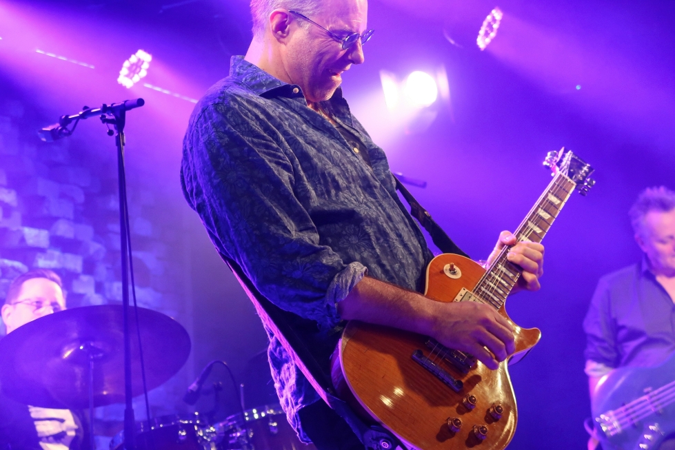 Ben Granfelt Helsingin G Livelabin keikalla maaliskuussa 2023. Kitaristin työkaluina ovat kuvan Gibson Les Paul tai Fender Stratocaster.