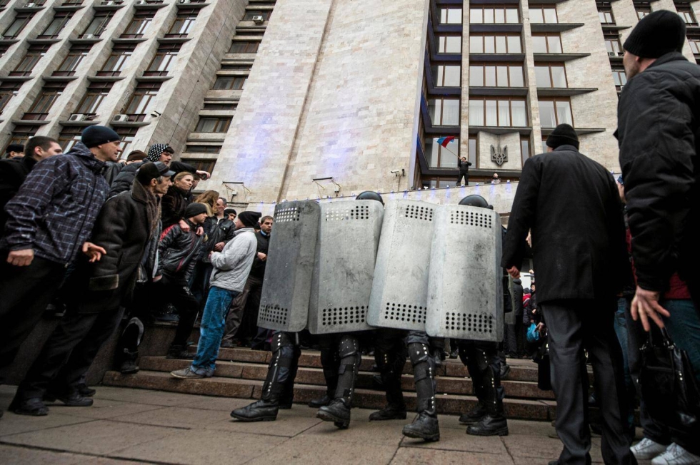 Kilvet eivät auttaneet Donetskin aluehallintovirastoa suojelleita poliiseja, jotka joutuivat vetäytymään paikalta miesylivoiman edessä.