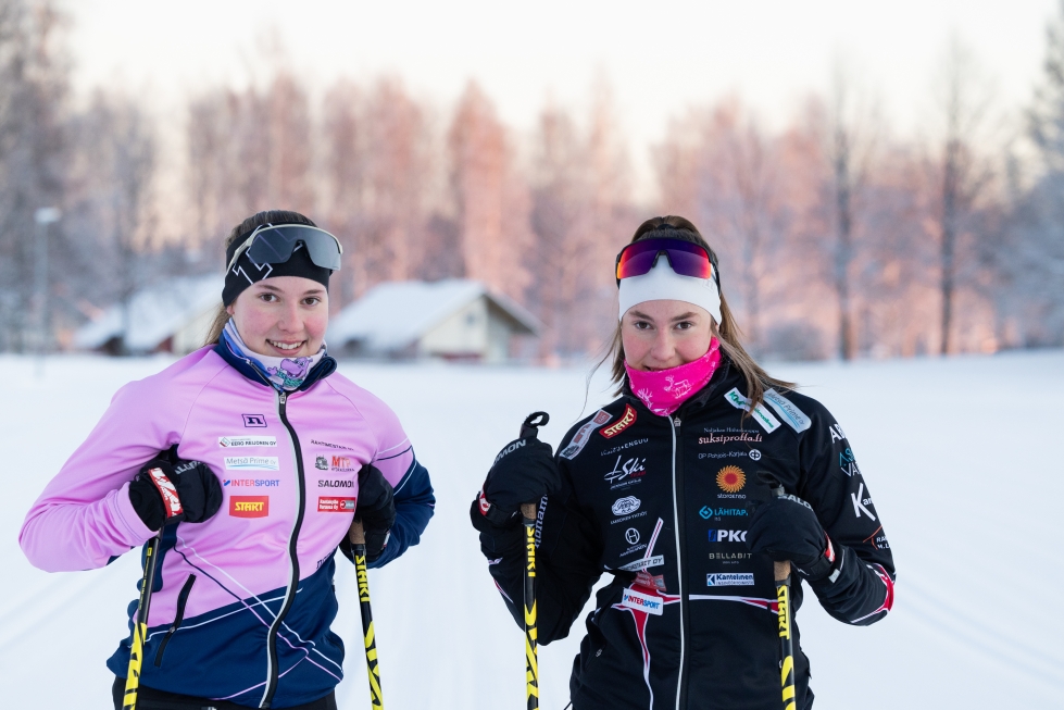 Joensuun Katajan kaksoset Nelli (vas.) ja Iiris Voutilainen lähtevät nuorten PM-hiihtoihin Viroon.
