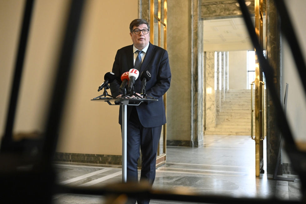Työministeri Arto Satonen kommentoi työmarkkinatilannetta eduskunnan Valtiosalissa Helsingissä tiistaina.