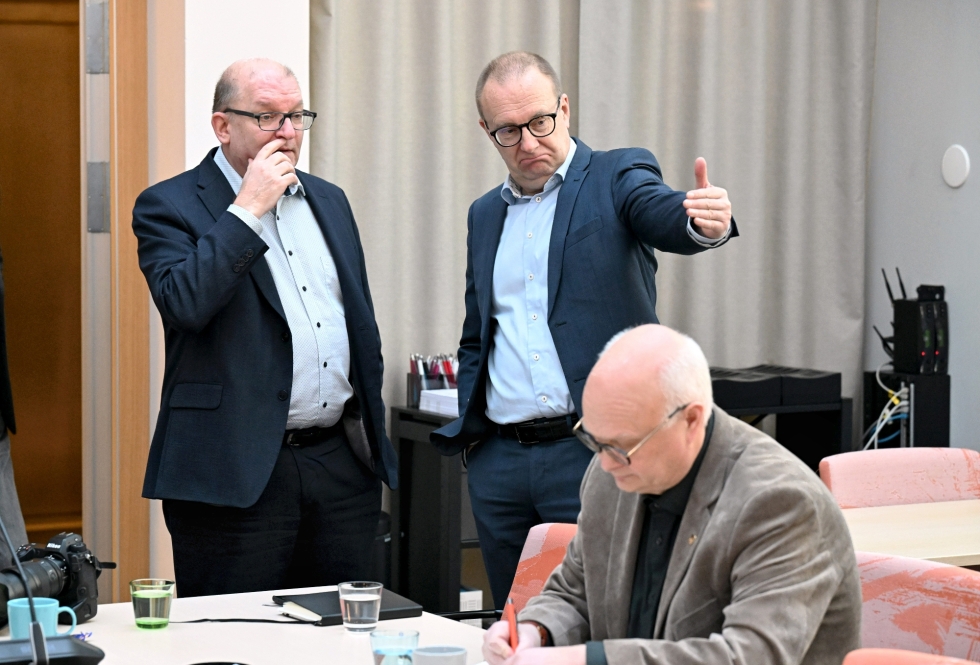 Teollisuusliiton puheenjohtaja Riku Aalto (vas.), SAK:n puheenjohtaja Jarkko Eloranta ja Julkisten ja hyvinvointialojen liiton JHL:n puheenjohtaja Håkan Ekström kertoivat keskiviikkona suunnitelluista työtaistelutoimista. 