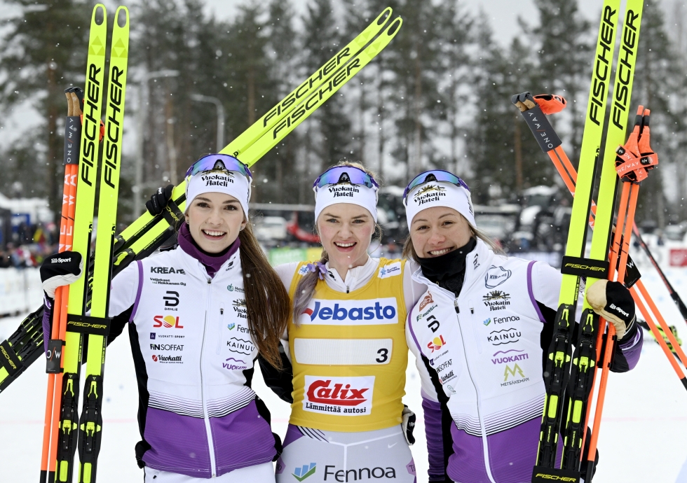 Vilma Nissinen (keskellä) nosti Vuokatti Ski Team Kainuun viestimestaruuteen. Joukkueessa olivat myös Jasmin Kähärä (vas.) ja Katri Lylynperä.