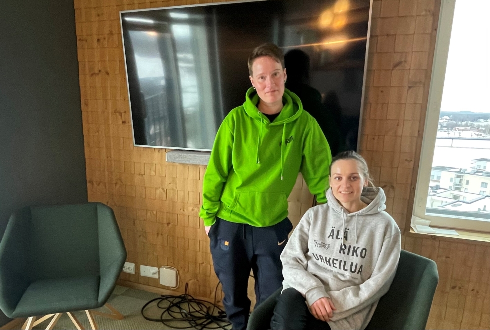 Talvitestaajat Anni Immonen (vas.) ja Essi Sainio saivat Joensuun kaupungin kattohuoneiston käyttöönsä matkansa ajaksi.