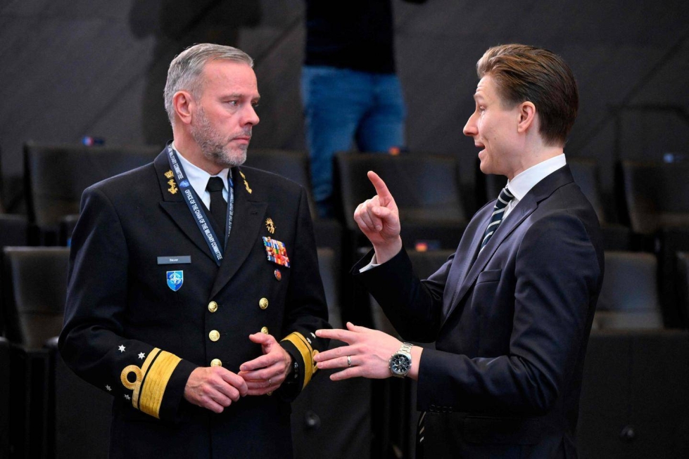 Naton sotilaskomitean puheenjohtaja Rob Bauer (vas.) keskustelemassa Suomen puolustusministerin Antti Häkkäsen kanssa Brysselissä 15.2.2024.