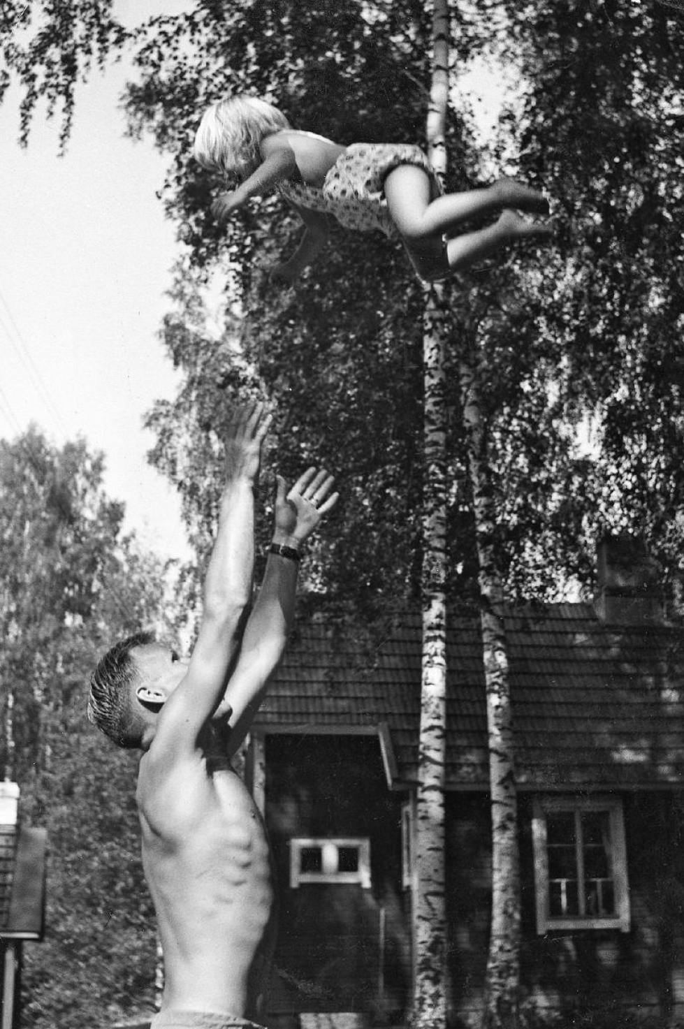 Isä antaa pikku-Hannalle kyytiä vuonna 1960.