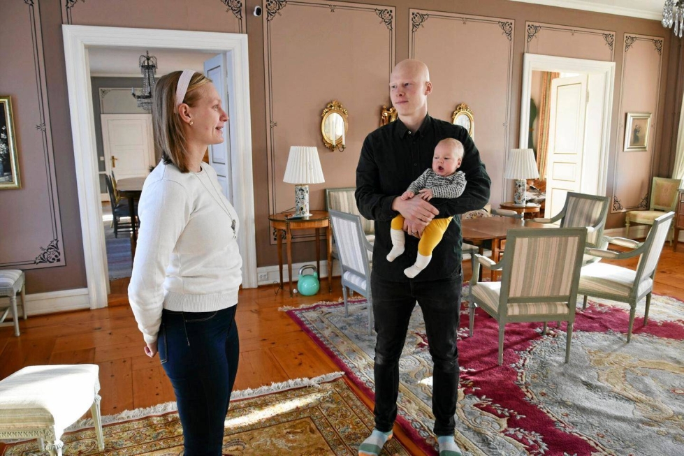 Iida-Eveliina Rantalainen-Oksanen ja Eelis Oksanen ostivat historiallisen Loukion hovin viime vuonna. Sylissä on perheen nuorimmainen kolmen kuukauden ikäinen Iiro. 