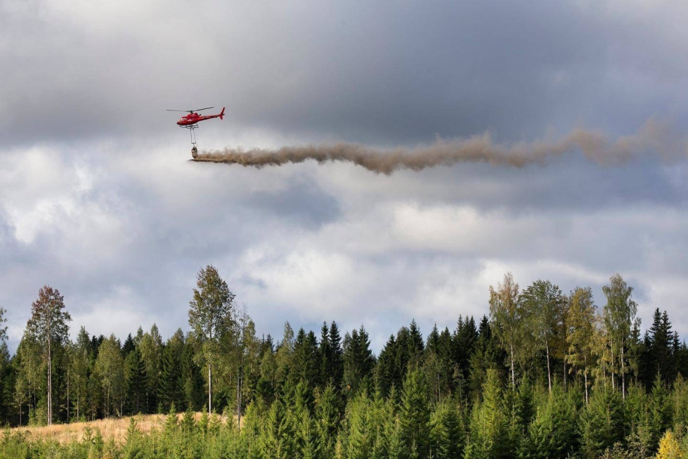 Tuhkan käytöllä halutaan vauhdittaa metsän kasvua ja lisätä samalla hiilen sidontaa. Tuhkalannoite voidaan levittää metsään helikopterilla.