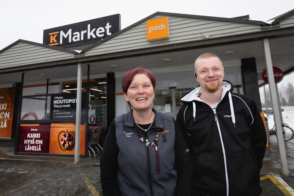 Saara ja Antti Pulkkinen aloittivat kauppiasuransa keväällä 2021. Kesko huomioi heidän ja kymmenen työntekijänsä hyvän työn Polvijärvellä.
