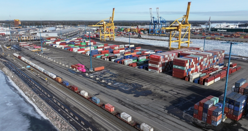 Maanantaina alkanut poliittinen lakko pysäytti Suomen satamien tavaraliikenteen. Tämä hankaloittaa myös monien pohjoiskarjalaisten yritysten toimintaa. Kuva Vuosaaren satamasta Helsingistä.