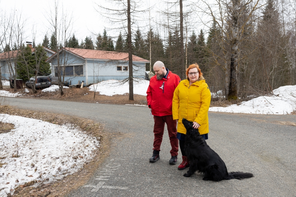 Tässä se tapahtui. 7-vuotiaan Nikon viimeiset hetket. Juha ja Laura Jormanaisen kotitalo näkyy onnettomuuspakan takana. Kuvassa myös Hani-koira, joka pitää vauhtia arjessa yllä.