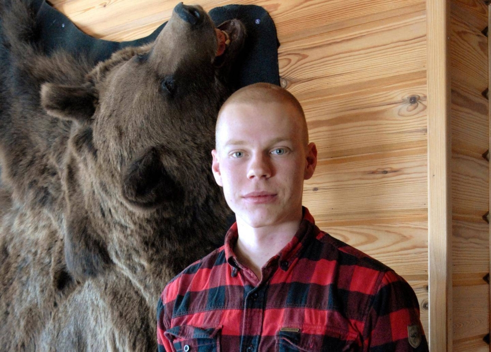 Oskari Kolehmainen on innokas metsästäjä. Tämän karhun hän kaatoi vuonna 2020. 