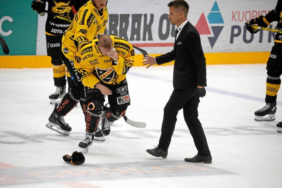KalPan kapteeni Tuomas Kiiskinen loukkaantui syyskuussa heti kauden avauksessa SaiPan. KalPan lääkäri Ville-Pekka Vuorinen auttaa häntä pois kaukalosta. 