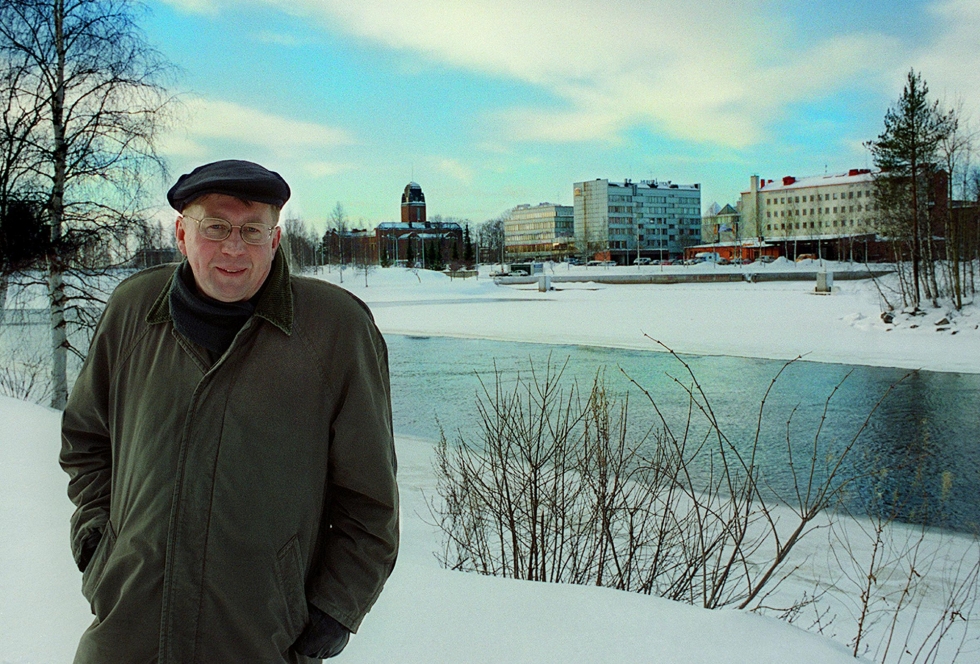 Ympäristöestetiikan professori emeritus Yrjö Sepänmaa on ollut vuosikymmeniä Joensuun henkistä katukuvaa. Karjalaisen arkistokuva vuodelta 2000.