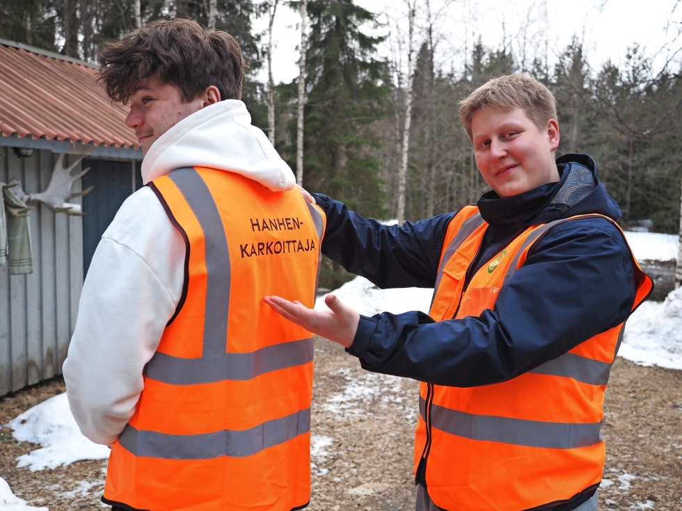 Rasmus Shemeikka (vas.) ja Paavo Manninen aloittavat pian työnsä hanhipaimenina. 17-vuotiaalla Paavolla on jo ajokortti, joten pellolta toiselle siirtyminen käy kätevästi autolla.