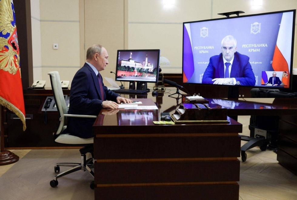 Venäjän presidentti Vladimir Putin videopuhelussa miehitetyn Krimin niemimaan pääministerin Sergei Aksjonovin kanssa.