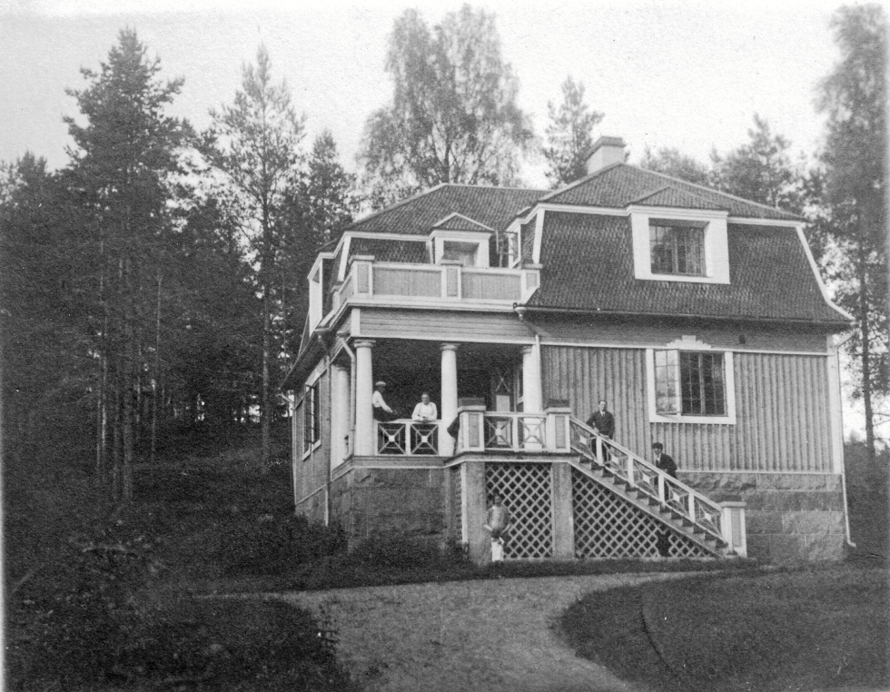 Teosofian uranuurtaja Pekka Ervast ja hänen kasvattipoikansa Jaakko Liukkosen perhe asuivat Saarenmaan huvilassa, Lopen Pilpalassa 1920-1930-luvulla.