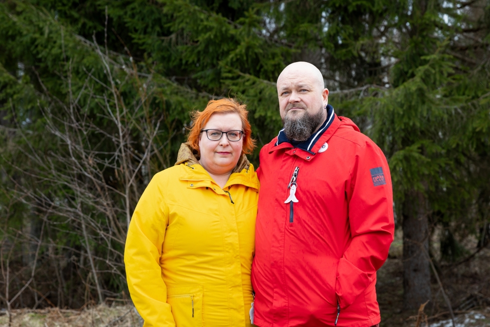 Juha ja Laura Jormanainen olivat suhteellisen tuore pari, kun onnettomuus tapahtui.  Uusioperheen jäsenet surivat ja selviytyivät kukin omalla tavallaan. 