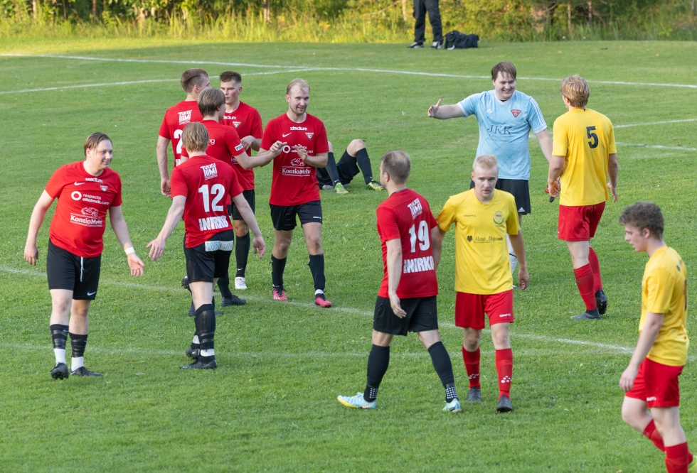 Lehmon Pallo ja keltapaitainen Niemisen Urheilijat kohtasivat viime elokuussa Kolmosen paikallisottelussa Rääkkylässä.