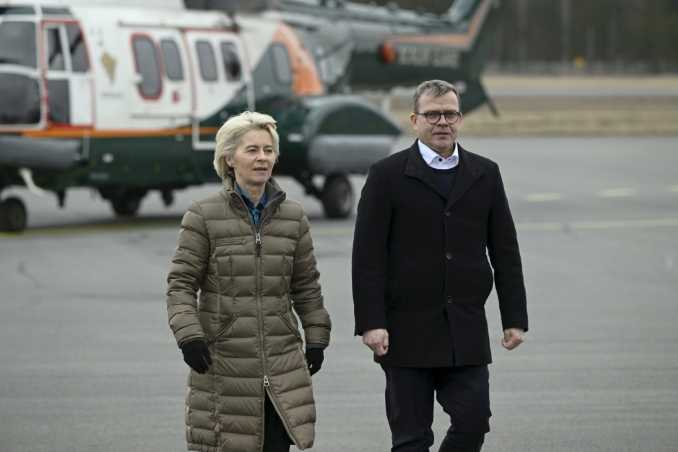 Ursula von der Leyen ja Petteri Orpo pitivät tiedotustilaisuuden Lappeenrannan lentokentällä.