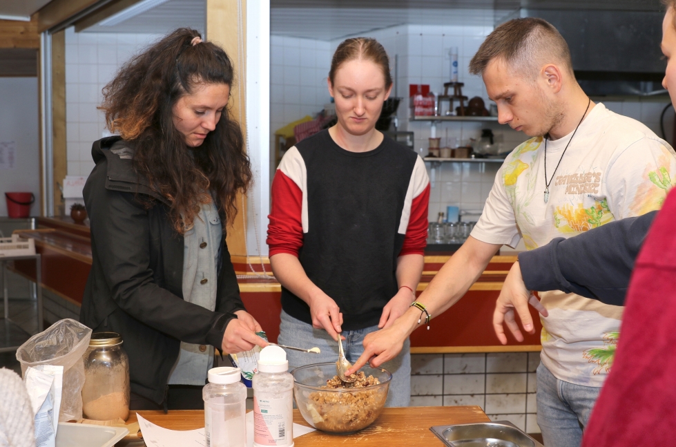 Hyvärilän kansainväliset nuoret Angela Dimisca, Petra Gojevic ja Milos Djurcovic valmistivat tiistaina pettupikkuleipiä.