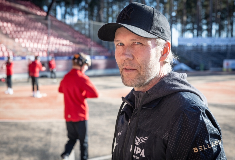Vesa Varonen kuvattuna viime viikonloppuna Joensuussa. Varosen valmentama KiPa kukisti kahdesti JoMan viikonloppuna pelatuissa B-poikien harjoitusotteluissa.