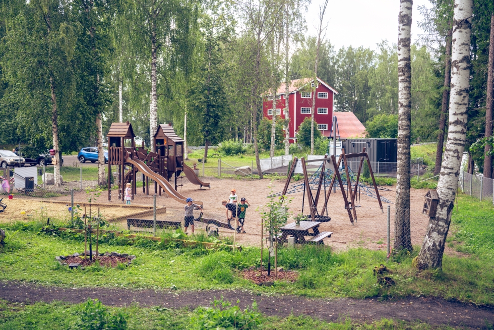 Puhoksessa on pyritty määrätietoisesti katkaisemaan näivettymiskehitystä. Kylään on muun muassa rakennettu leikkipuisto.