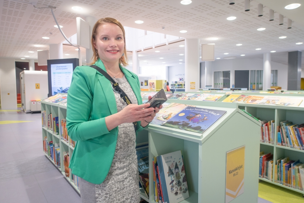 Vaara-kirjastojen palvelupäällikkö Tanja Nyman jännäsi uuden sovelluksen käyttöönottoa maanantaina Joensuun pääkirjastolla.
