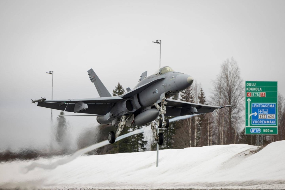 Suomesta Nato-tehtäviin lähtee Hornet-hävittäjiä.