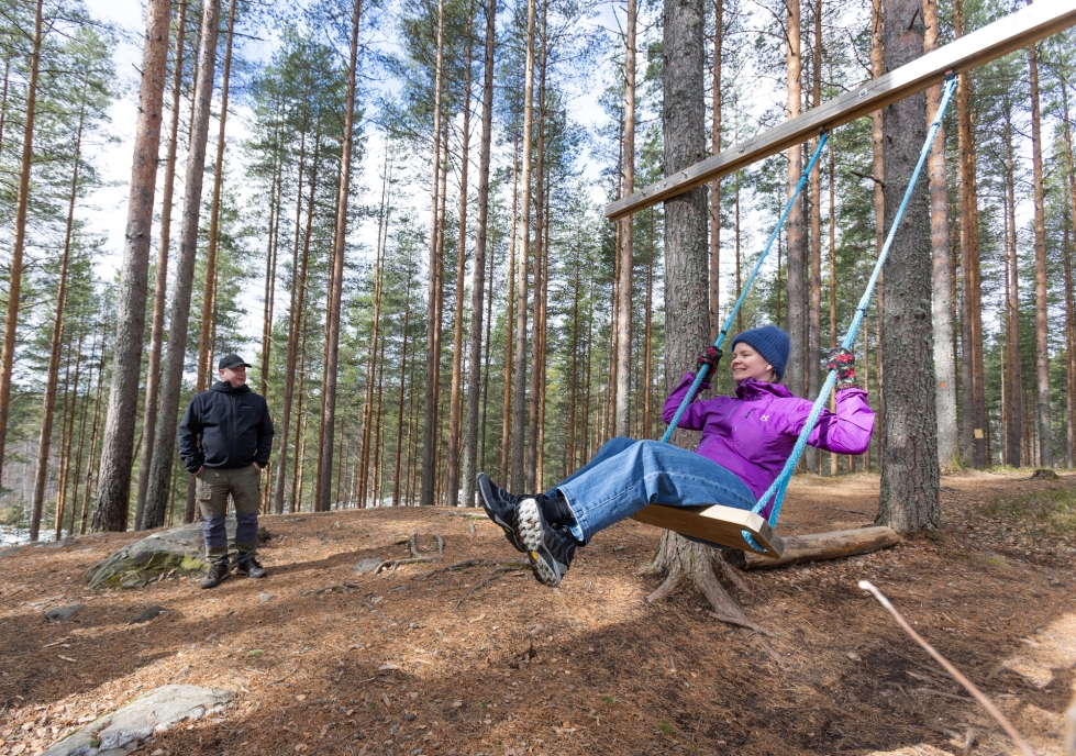 Ukonharjun uuden luontopolun varrella on esimerkiksi metsäkiikku. Mika Pirinen ja Ruut Hurtig kertovat, että ulkoilualueen kehittäminen on ollut Lehmon nuoren kyläyhdistyksen tavoitteena perustamisesta lähtien.